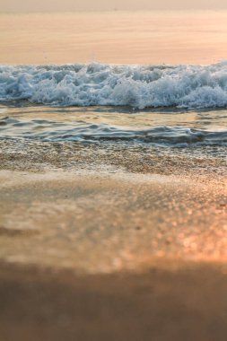 Güneş doğuyor, güneş parlıyor, Tayland 'daki Cha-Am Sahili' nde sabah denizi..