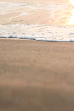 Güneş doğuyor, güneş parlıyor, Tayland 'daki Cha-Am Sahili' nde sabah denizi..