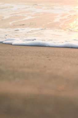 Güneş doğuyor, güneş parlıyor, Tayland 'daki Cha-Am Sahili' nde sabah denizi..