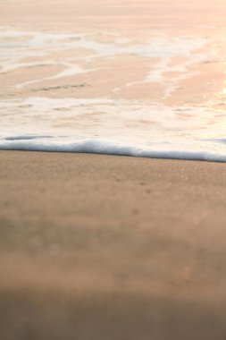 Güneş doğuyor, güneş parlıyor, Tayland 'daki Cha-Am Sahili' nde sabah denizi..