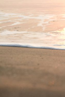 Güneş doğuyor, güneş parlıyor, Tayland 'daki Cha-Am Sahili' nde sabah denizi..