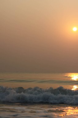 Güneş doğuyor, güneş parlıyor, Tayland 'daki Cha-Am Sahili' nde sabah denizi..