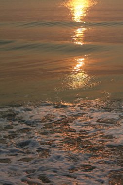 Güneş doğuyor, güneş parlıyor, Tayland 'daki Cha-Am Sahili' nde sabah denizi..