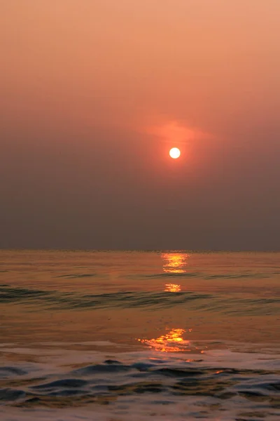 Sol Está Nascendo Sol Está Brilhante Mar Manhã Cha Beach — Fotografia de Stock