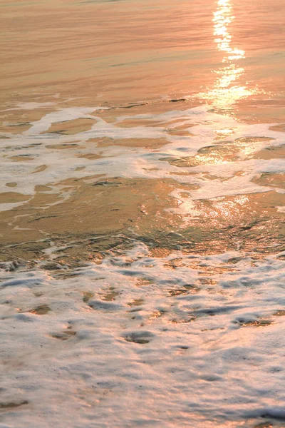 Güneş doğuyor, güneş parlıyor, Tayland 'daki Cha-Am Sahili' nde sabah denizi..