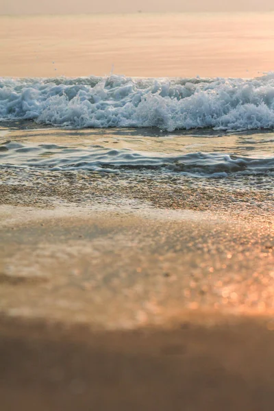 Güneş doğuyor, güneş parlıyor, Tayland 'daki Cha-Am Sahili' nde sabah denizi..