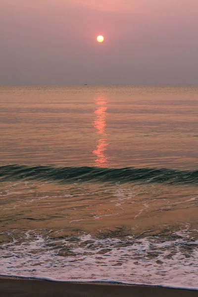 Soarele Răsare Soarele Strălucește Marea Dimineață Plaja Cha Thailanda — Fotografie, imagine de stoc