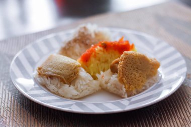 Tayland tatlıları, yapışkan pirinç, kurutulmuş balık kreması ve Tayland 'da muz yapraklarına sarılmış sarı pilav..