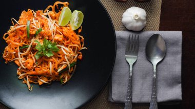 Tayland Gıda Pad Thai 'si (Tayland ulusal yemeği) Siyah tabakta limon ve baharat.