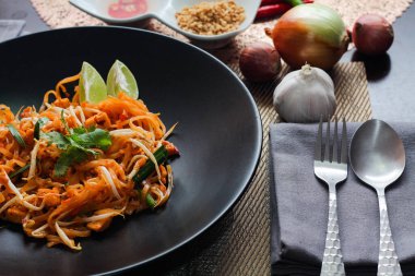 Tayland Gıda Pad Thai 'si (Tayland ulusal yemeği) Siyah tabakta limon ve baharat.