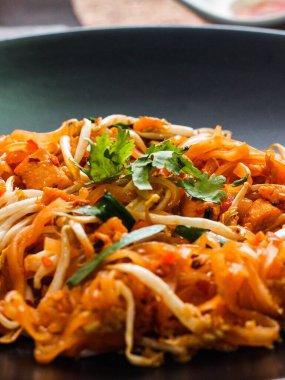 Tayland Gıda Pad Thai 'si (Tayland ulusal yemeği) Siyah tabakta limon ve baharat.