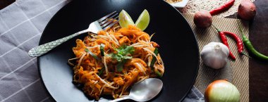 Tayland Gıda Pad Thai 'si (Tayland ulusal yemeği) Siyah tabakta limon ve baharat.