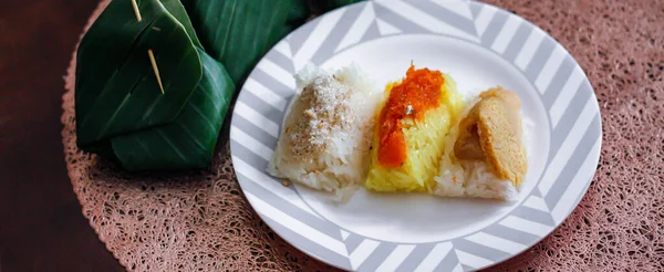 Příchutě Thajské Dezerty Lepkavá Rýže Pudink Sušenými Rybami Žlutou Lepkavou — Stock fotografie