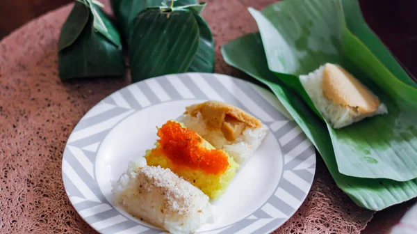 三种口味的泰式甜点 奶油加干鱼和黄色的糯米 用香蕉叶包裹在尾端 — 图库照片