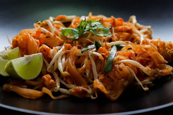 Tayland Gıda Pad Thai 'si (Tayland ulusal yemeği) Siyah tabakta limon ve baharat.