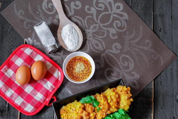 Maisbrot Mit Chilisoße Auf Einem Schwarzen Holztisch — Stockfoto