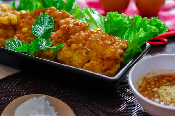 Jagung Fritters Dengan Saus Cabai Ditempatkan Atas Meja Kayu Hitam — Stok Foto