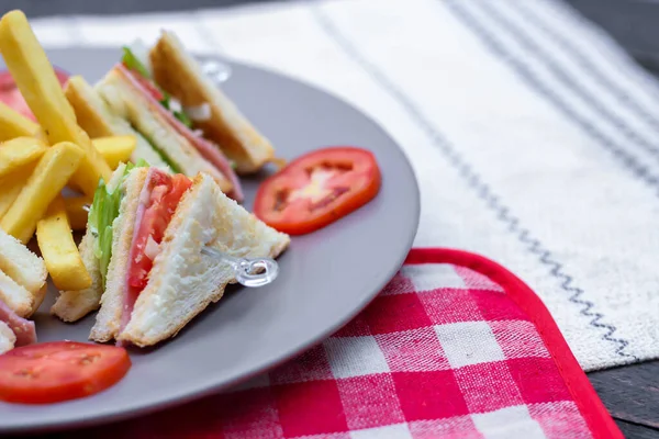 Panino Club Fette Disposte Piatto Grigio Con Pomodori Patatine Fritte — Foto Stock