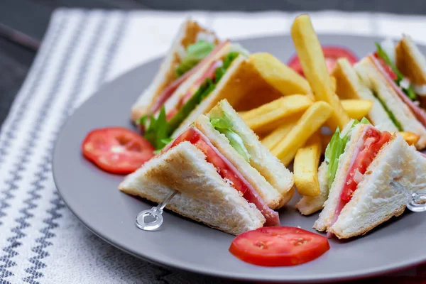 Sanduíche Clube Fatias Dispostas Prato Cinza Com Tomates Batatas Fritas — Fotografia de Stock