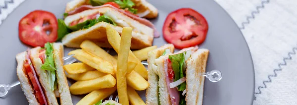 Panino Club Fette Disposte Piatto Grigio Con Pomodori Patatine Fritte — Foto Stock