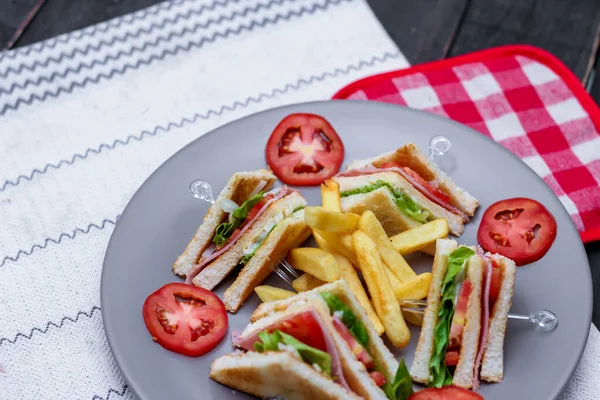 Sanduíche Clube Fatias Dispostas Prato Cinza Com Tomates Batatas Fritas — Fotografia de Stock