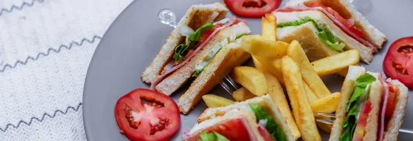 Sanduíche Clube Fatias Dispostas Prato Cinza Com Tomates Batatas Fritas — Fotografia de Stock