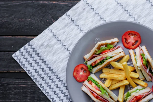 Sanduíche Clube Fatias Dispostas Prato Cinza Com Tomates Batatas Fritas — Fotografia de Stock