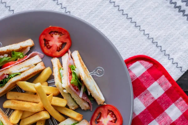 Sanduíche Clube Fatias Dispostas Prato Cinza Com Tomates Batatas Fritas — Fotografia de Stock