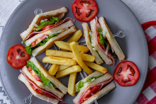 Sanduíche Clube Fatias Dispostas Prato Cinza Com Tomates Batatas Fritas — Fotografia de Stock