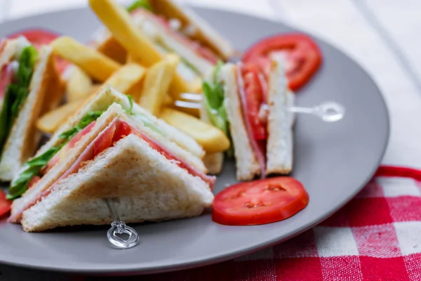 Panino Club Fette Disposte Piatto Grigio Con Pomodori Patatine Fritte — Foto Stock