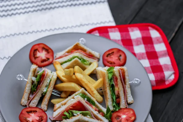 Panino Club Fette Disposte Piatto Grigio Con Pomodori Patatine Fritte — Foto Stock