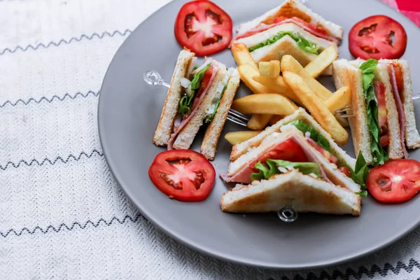 Panino Club Fette Disposte Piatto Grigio Con Pomodori Patatine Fritte — Foto Stock