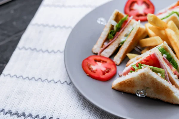 Sanduíche Clube Fatias Dispostas Prato Cinza Com Tomates Batatas Fritas — Fotografia de Stock