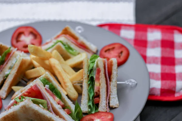 Clubsandwich Plakjes Gelegd Een Grijs Bord Met Tomaten Frietjes — Stockfoto