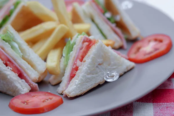 Club Sandwich Scheiben Auf Einem Grauen Teller Mit Tomaten Und — Stockfoto