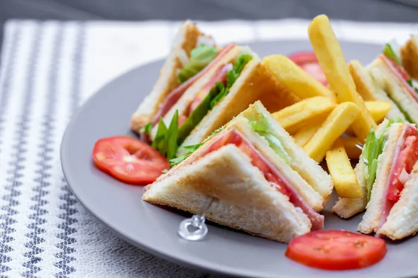 Sándwich Club Rebanadas Plato Gris Con Tomates Papas Fritas — Foto de Stock