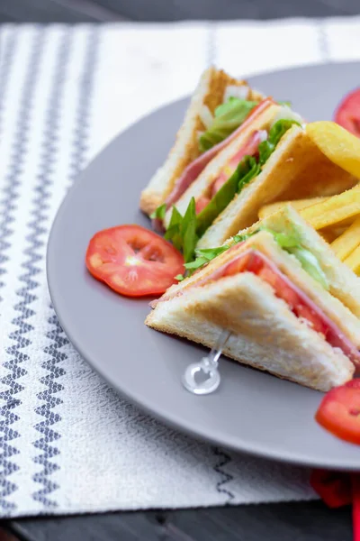 Panino Club Fette Disposte Piatto Grigio Con Pomodori Patatine Fritte — Foto Stock