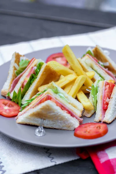 Panino Club Fette Disposte Piatto Grigio Con Pomodori Patatine Fritte — Foto Stock