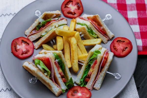 Panino Club Fette Disposte Piatto Grigio Con Pomodori Patatine Fritte — Foto Stock