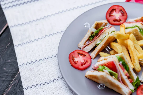 Sanduíche Clube Fatias Dispostas Prato Cinza Com Tomates Batatas Fritas — Fotografia de Stock