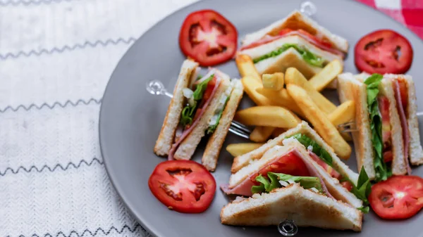 Sanduíche Clube Fatias Dispostas Prato Cinza Com Tomates Batatas Fritas — Fotografia de Stock