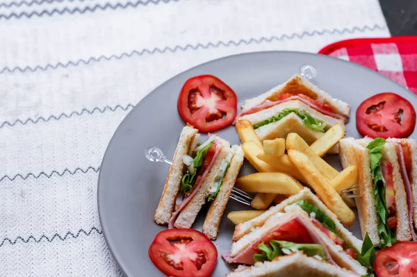 Panino Club Fette Disposte Piatto Grigio Con Pomodori Patatine Fritte — Foto Stock