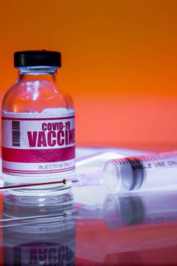 Bangkok, Tayland - 17 Temmuz 2021: Corona virüsü covid-19 'u önlemek için bir şişe aşı..