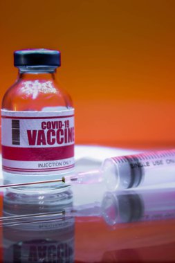 Bangkok, Tayland - 17 Temmuz 2021: Corona virüsü covid-19 'u önlemek için bir şişe aşı..