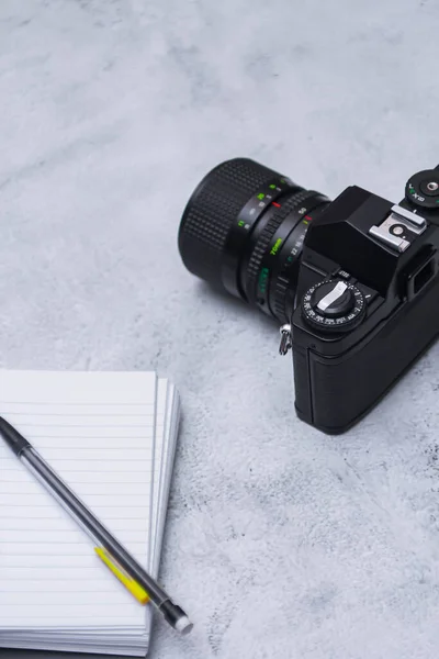 Kamery Filmowe Okulary Przeciwsłoneczne Szkicowniki Umieszczone Białym Stole Ramach Przygotowań — Zdjęcie stockowe