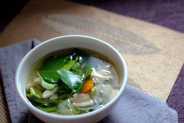 キノコスープ ベジタリアン料理健康それは甘く酸味があり スパイシーではありません タイ人の田舎料理です — ストック写真