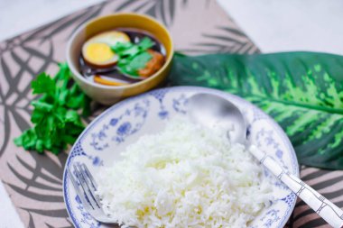 Eski bir tabakta pilav ve haşlanmış yumurta, Tayland yemeği ve Tayland 'da yaygın olan sokak yemekleri..