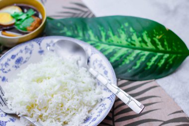 Eski bir tabakta pilav ve haşlanmış yumurta, Tayland yemeği ve Tayland 'da yaygın olan sokak yemekleri..