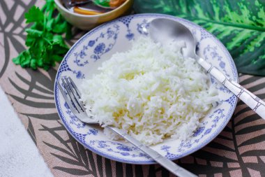 Eski bir tabakta pilav ve haşlanmış yumurta, Tayland yemeği ve Tayland 'da yaygın olan sokak yemekleri..