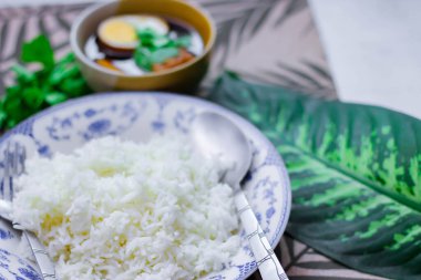 Eski bir tabakta pilav ve haşlanmış yumurta, Tayland yemeği ve Tayland 'da yaygın olan sokak yemekleri..